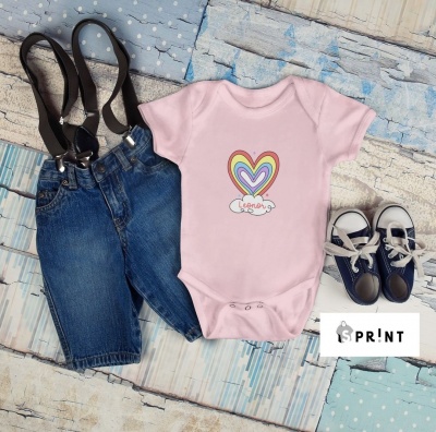 Conjunto de roupa bebé com body rosa, calça jeans com tirantes e sapatinhos azuis