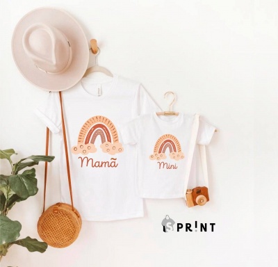 Duas t-shirts brancas com estampas de arco-íris e textos 