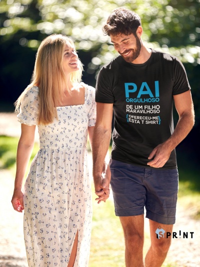 Homem e mulher a andar ao ar livre, ele com t-shirt preta com texto em azul e branco, ela com vestido branco floral