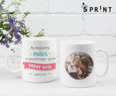 Conjunto de duas canecas brancas com texto e foto, em fundo branco com flores