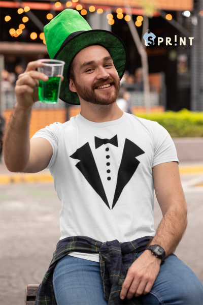 Homem com t-shirt branca estampada de fato e gravata, chapéu verde e bebida verde