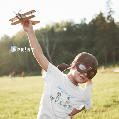 Camisola branca de criança com estampado da família e criança com capacete de aviador e avião de brinquedo