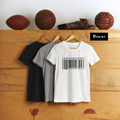 Três t-shirts de algodão nas cores preta, cinzenta e branca penduradas com código de barras e texto em fundo de madeira e bolas desportivas.