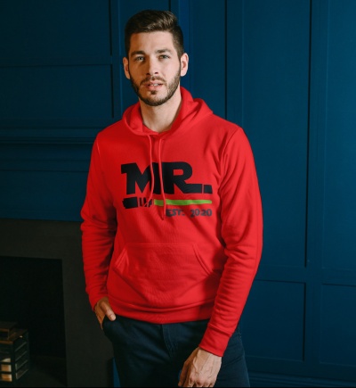 Homem com hoodie vermelha MR contra parede azul