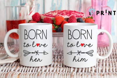 Duas canecas brancas com texto amoroso, bolo com frutas vermelhas e jarras no fundo