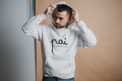 Homem com hoodie cinza claro com texto preto 'pai de mundo de amuar'