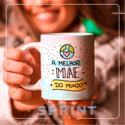 Caneca branca com design colorido e texto em português