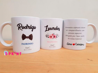Três canecas brancas personalizadas com nomes e mensagens, sobre superfície de madeira clara
