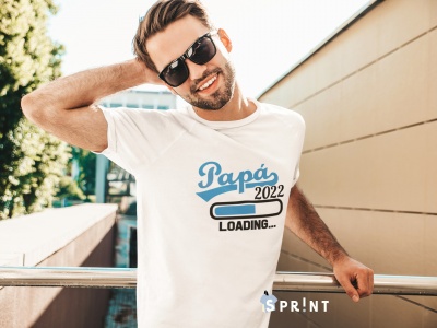 Homem com uma camiseta branca com a estampa 