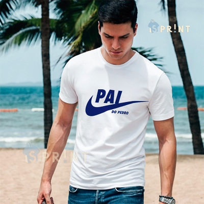 Homem na praia com camiseta branca estampada em azul escuro