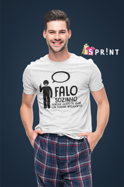Homem a usar uma camisola branca com mensagem em português e calças xadrez.