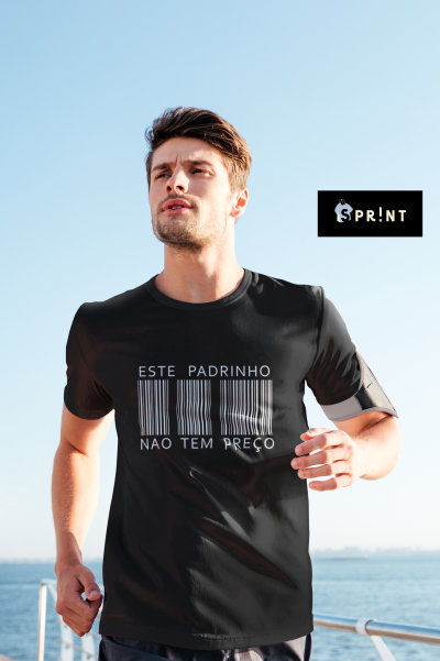 Homem a correr com camiseta preta escrita ESTE PADRINHO NAO TEM PREÇO e padrão código de barras branco