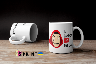 Duas canecas brancas com desenho e texto, sobre mesa de madeira clara