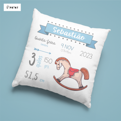Travesseiro branco com design personalizado e ilustração de cavalo baloiço.