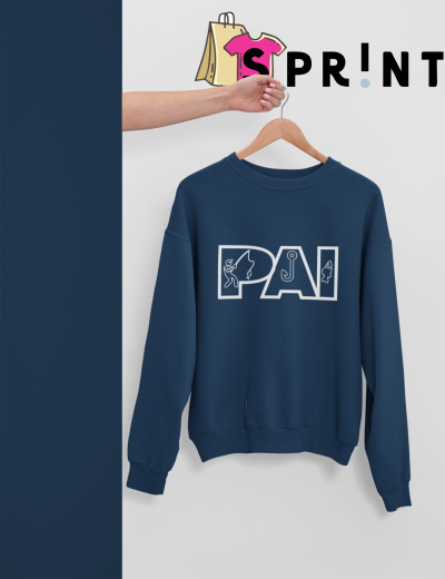 Camisola azul escura com estampa 'PAI' e desenhos de pesca pendurada num cabide