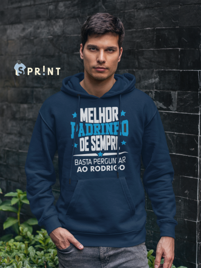 Homem com hoodie azul escuro escrito Melhor Padrinho de Sempre