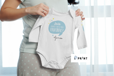 Body de bebé branco com texto azul e assinatura personalizada