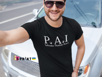 Homem com camisola preta com texto branco P.A.I Salvador Matilde Nuno junto a carro branco