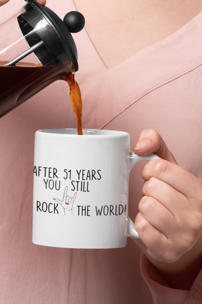 Caneca branca com frase em inglês sendo preenchida com café