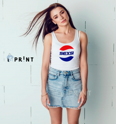 Mulher a usar top branco estampado com saia jeans em fundo branco