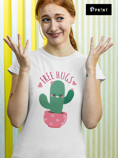 T-shirt branca com estampa de cacto sorridente num vaso rosa com corações e texto 'FREE HUGS'.