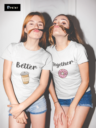 Duas raparigas com t-shirts brancas com estampados de café e donut com as palavras Better e Together.