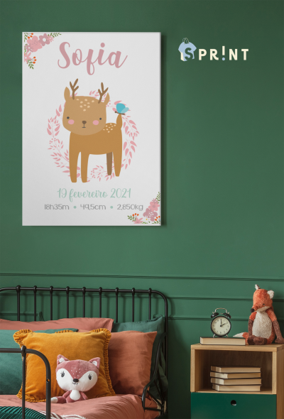 quadro infantil com nome Sofia, animal cervo, e dados de nascimento, numa parede verde com cama e mesa de cabeceira