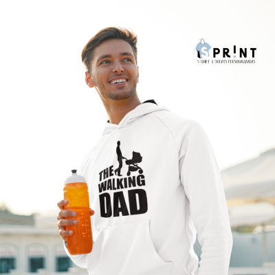 Homem com hoodie branco estampado THE WALKING DAD e garrafa laranja ao ar livre