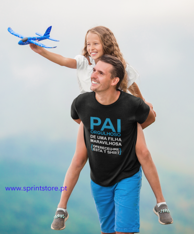 Homem com criança em ambiente natural, ambos sorrindo, menina segura avião de brinquedo azul