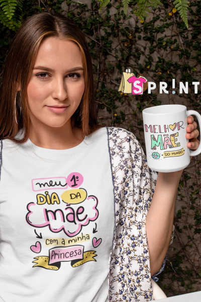 Mulher jovem com camisola branca estampada e caneca branca com texto colorido em fundo exterior com vegetação