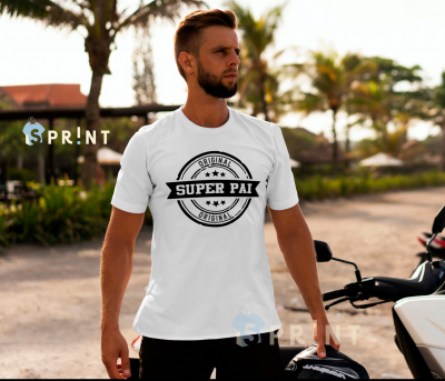 Homem com camiseta branca estampada com texto 'ORIGINAL SUPER PAI ORIGINAL' ao ar livre