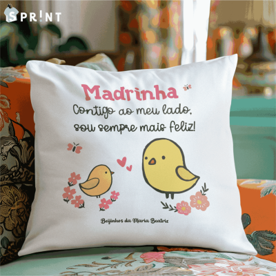 Almofada branca com texto e ilustração de pássaros e flores