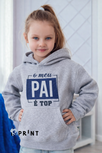 Menina com sweatshirt cinzenta e capuz com texto sobre pai