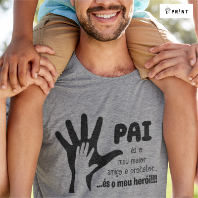 T-shirt cinzenta com estampa preta com texto e imagem de mãos, usada por homem a carregar criança aos ombros