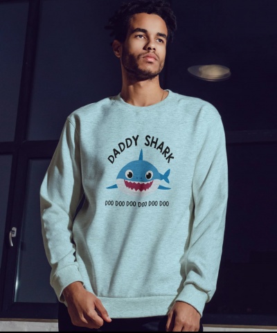 Sweatshirt cinzenta clara com estampa de tubarão e texto 