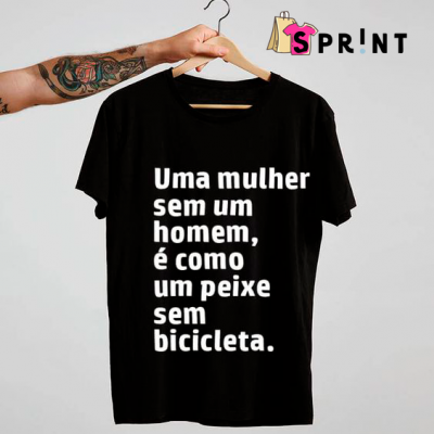 T-shirt preta com texto branco em português pendurada num cabide de madeira com fundo branco