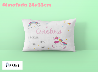 Almofada branca com estampa de unicórnio e texto personalizado sobre fundo verde claro