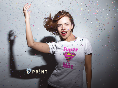 Camiseta branca com texto 'Super Mãe' e símbolo de super-herói