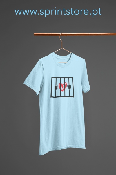 T-shirt azul claro com design de prisão e coração vermelho pendurada num cabide