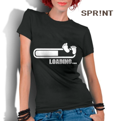 T-shirt preta com estampa de barra de progresso e texto LOADING... usada por mulher ruiva