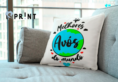 Almofada branca com texto em português sobre sofá cinza