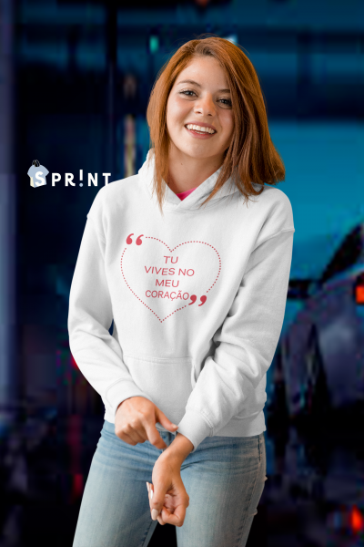 Mulher com sweatshirt branca estampada com coração e texto em português