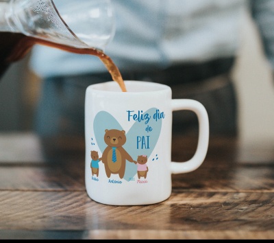 Caneca branca com desenhos de ursos e texto Feliz dia do PAI, bebida a ser servida.