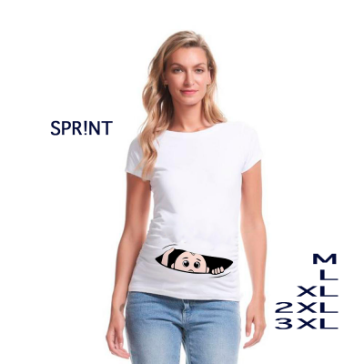 Mulher com t-shirt branca para grávida com impressão de personagem a espreitar na barriga e calças de ganga azuis.