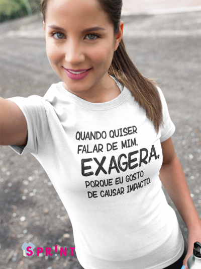 Mulher a usar t-shirt branca com texto preto e sorriso, em espaço exterior