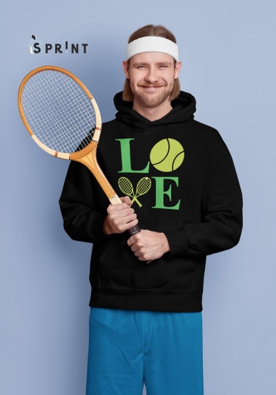 Homem com blusão preto 'LOVE' e raquete de ténis