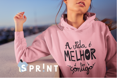 Sweatshirt rosa com texto preto 'A vida é MELHOR contigo'