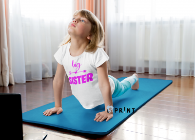Criança com t-shirt branca e calças azuis a fazer exercício num tapete azul