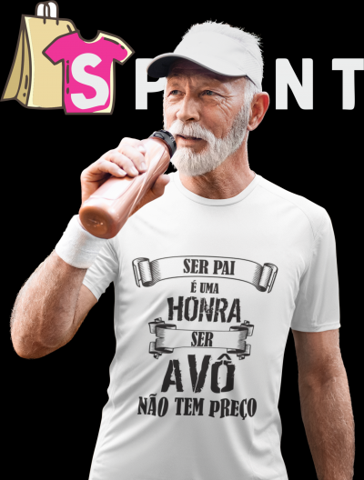 Homem idoso a beber de uma garrafa, veste t-shirt branca com texto em português sobre ser pai e avô.