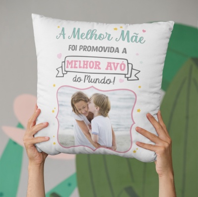 Almofada branca com texto e foto de mulher e criança